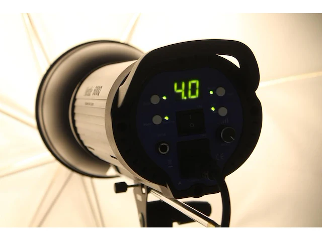 Twee studioflitsers mettle 600 q met paraplusoftboxen aan verstelbare falco eyes wb 1250 wallbomen - afbeelding 6 van  6