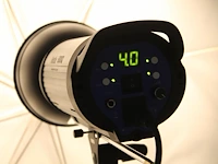 Twee studioflitsers mettle 600 q met paraplusoftboxen aan verstelbare falco eyes wb 1250 wallbomen - afbeelding 6 van  6