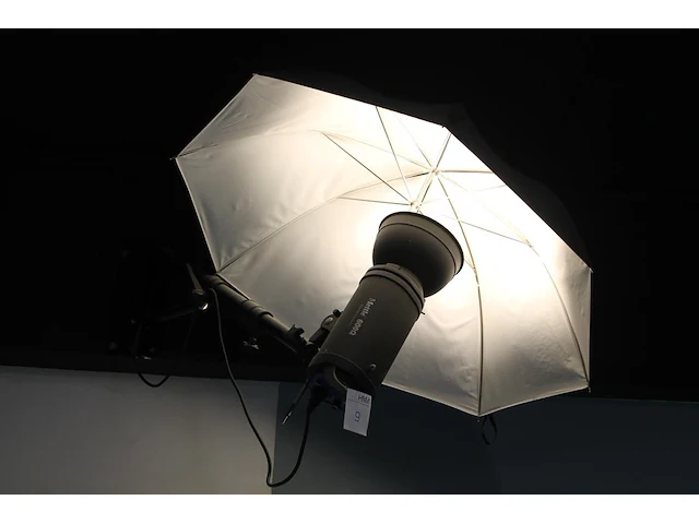 Twee studioflitsers mettle 400 q met paraplusoftboxen en 1 verstelbare falco eyes wb 1250 wallboom. let op ... - afbeelding 4 van  7