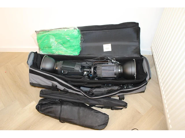 Twee studioflitsers mettle ml 1000 op statief. met diverse accessoires in verrijdbare koffer. - afbeelding 1 van  3