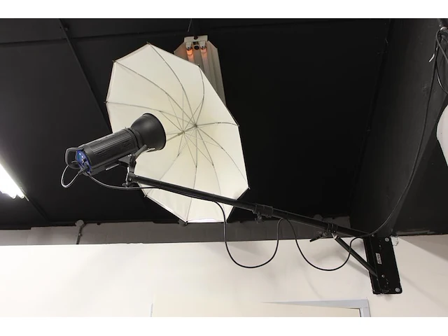 Twee studioflitsers mettle q voorzien van paraplu softboxen aan verstelbare falcon eyes wb 1250 wall booms. - afbeelding 1 van  2