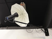 Twee studioflitsers mettle q voorzien van paraplu softboxen aan verstelbare falcon eyes wb 1250 wall booms. - afbeelding 1 van  2