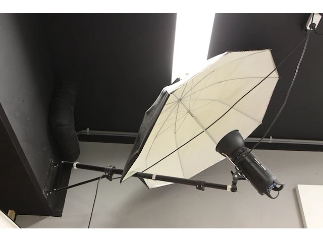 Twee studioflitsers mettle q voorzien van paraplu softboxen aan verstelbare falcon eyes wb 1250 wall booms. - afbeelding 2 van  2