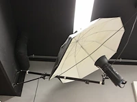 Twee studioflitsers mettle q voorzien van paraplu softboxen aan verstelbare falcon eyes wb 1250 wall booms. - afbeelding 2 van  2