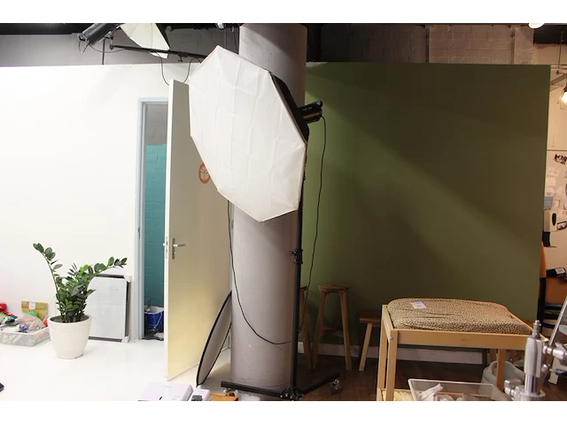 Twee studioflitsers mettle q400 voorzien van softboxen op verrijdbare onderstellen. - afbeelding 1 van  5