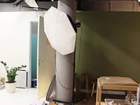 Twee studioflitsers mettle q400 voorzien van softboxen op verrijdbare onderstellen. - afbeelding 1 van  5