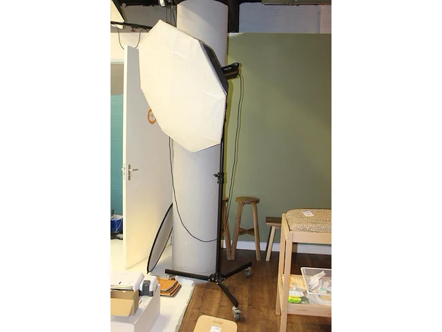 Twee studioflitsers mettle q400 voorzien van softboxen op verrijdbare onderstellen. - afbeelding 2 van  5