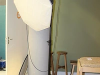 Twee studioflitsers mettle q400 voorzien van softboxen op verrijdbare onderstellen. - afbeelding 2 van  5