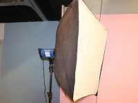 Twee studioflitsers mettle q400 voorzien van softboxen op verrijdbare onderstellen. - afbeelding 3 van  5