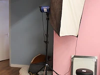 Twee studioflitsers mettle q400 voorzien van softboxen op verrijdbare onderstellen. - afbeelding 4 van  5