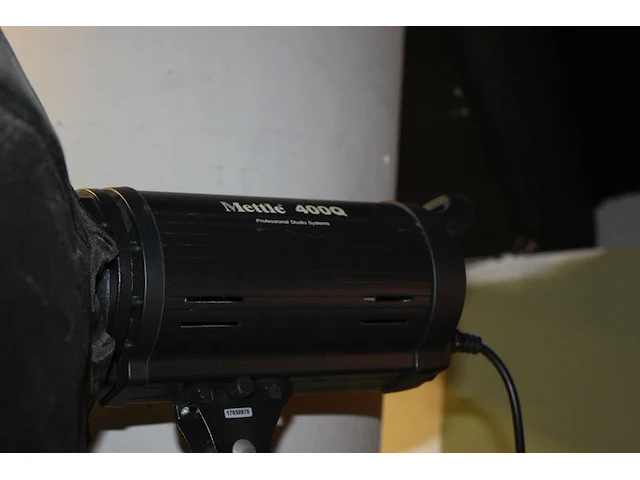 Twee studioflitsers mettle q400 voorzien van softboxen op verrijdbare onderstellen. - afbeelding 5 van  5