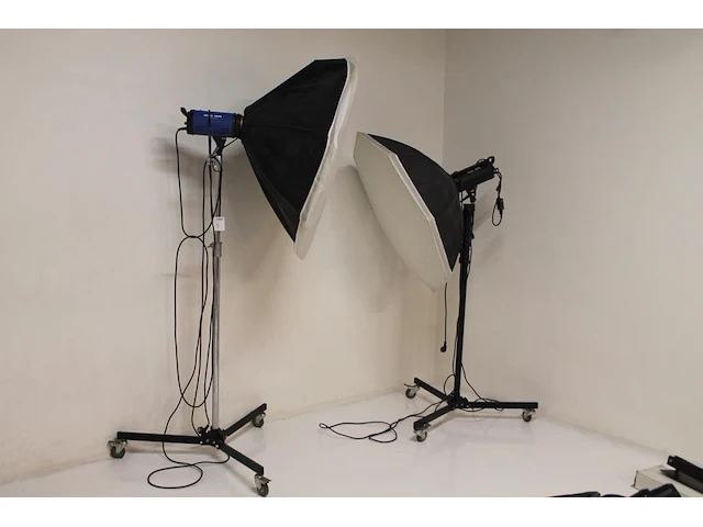 Twee studiolampen mettle 400 q met parapluboxen op statief. - afbeelding 1 van  5