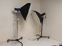 Twee studiolampen mettle 400 q met parapluboxen op statief.