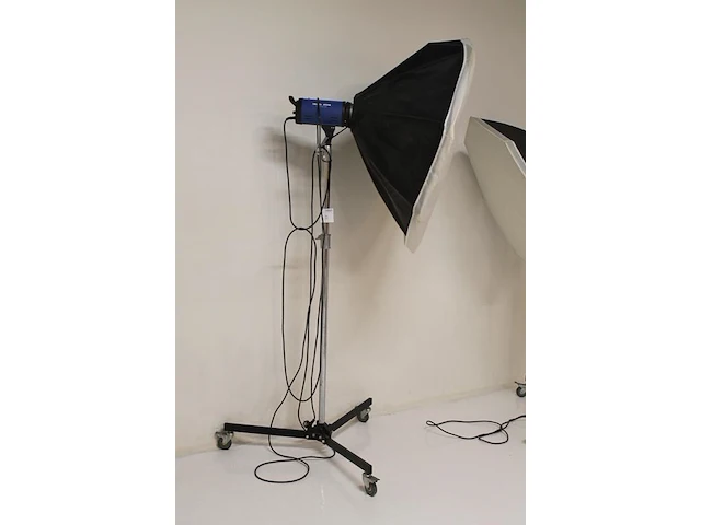 Twee studiolampen mettle 400 q met parapluboxen op statief. - afbeelding 2 van  5