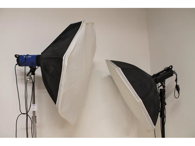 Twee studiolampen mettle 400 q met parapluboxen op statief. - afbeelding 4 van  5