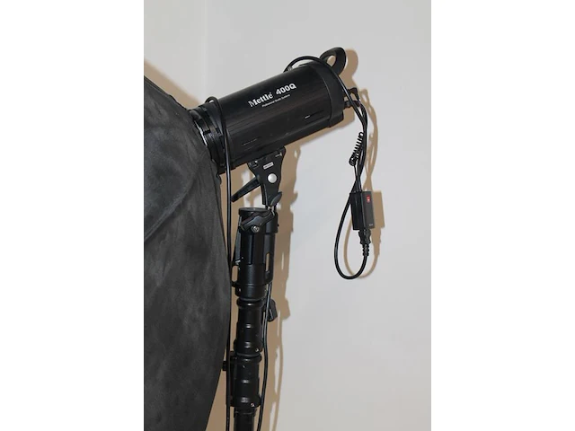 Twee studiolampen mettle 400 q met parapluboxen op statief. - afbeelding 5 van  5