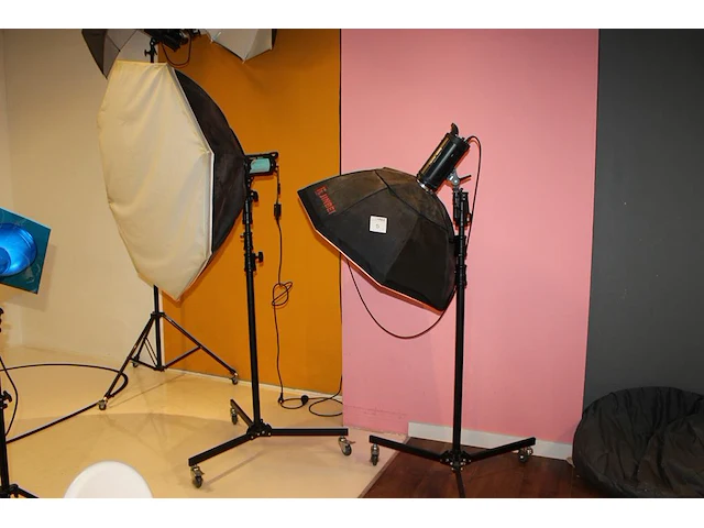 Twee studiolampen mettle 400 q met parapluboxen op statief. - afbeelding 1 van  4