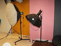 Twee studiolampen mettle 400 q met parapluboxen op statief. - afbeelding 1 van  4
