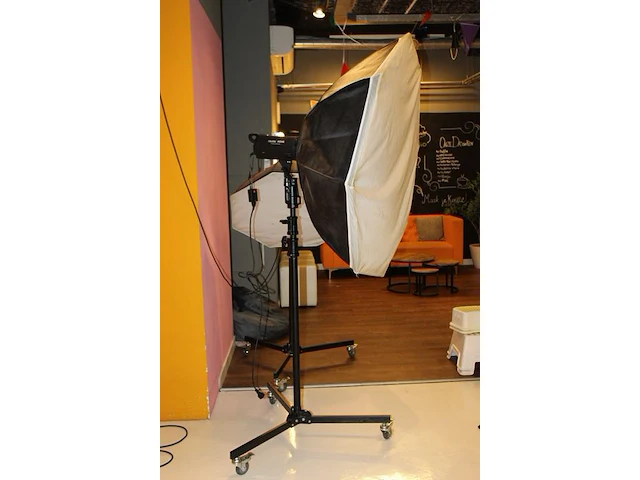 Twee studiolampen mettle 400 q met parapluboxen op statief. - afbeelding 2 van  4