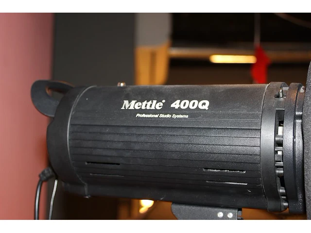 Twee studiolampen mettle 400 q met parapluboxen op statief. - afbeelding 3 van  4