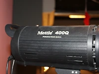 Twee studiolampen mettle 400 q met parapluboxen op statief. - afbeelding 3 van  4