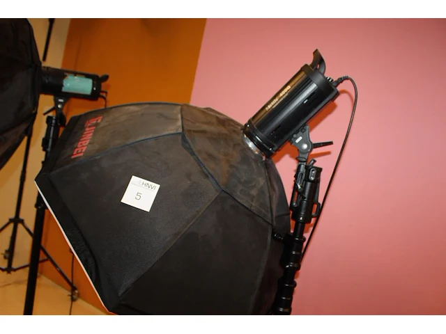 Twee studiolampen mettle 400 q met parapluboxen op statief. - afbeelding 4 van  4