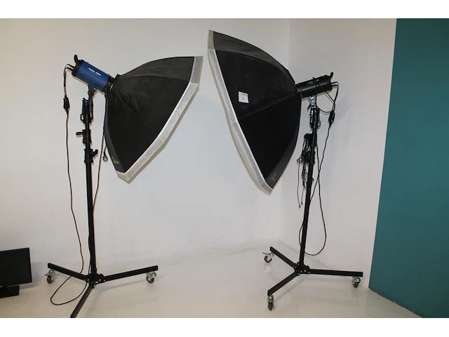 Twee studiolampen mettle 400 q met parapluboxen op statief. - afbeelding 1 van  4