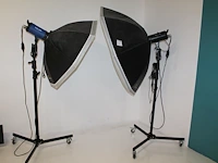 Twee studiolampen mettle 400 q met parapluboxen op statief. - afbeelding 1 van  4