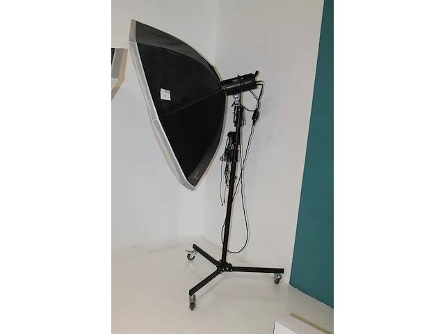Twee studiolampen mettle 400 q met parapluboxen op statief. - afbeelding 2 van  4