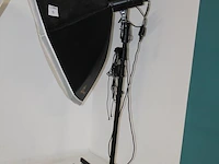 Twee studiolampen mettle 400 q met parapluboxen op statief. - afbeelding 2 van  4
