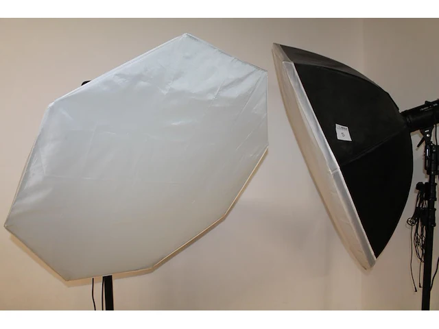 Twee studiolampen mettle 400 q met parapluboxen op statief. - afbeelding 4 van  4