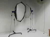 Twee studiolampen mettle 400 q met parapluboxen op statief. Twee studiolampen mettle 400 q met parapluboxen op statief.