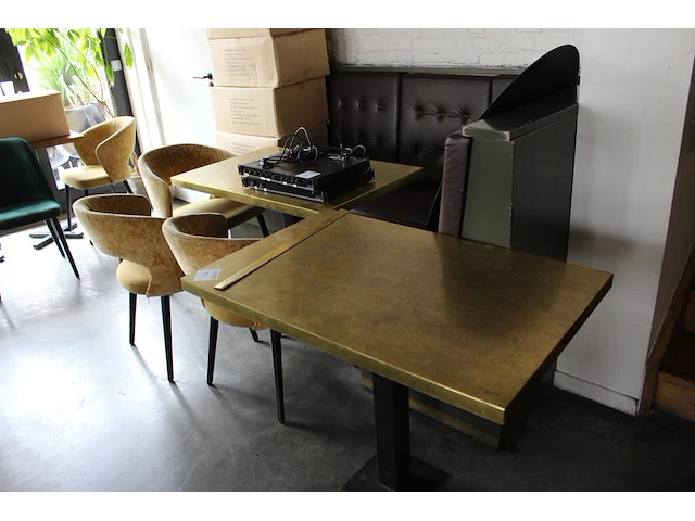 Twee tafels met messingkleur blad. let op! een strip zit los. afmeting 100 x 64 x 77 cm - afbeelding 1 van  3