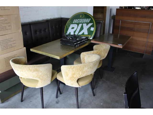 Twee tafels met messingkleur blad. let op! een strip zit los. afmeting 100 x 64 x 77 cm - afbeelding 2 van  3
