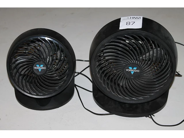 Twee tafelventilatoren vornado met doorsnedes 23 en 28 cm. - afbeelding 1 van  1
