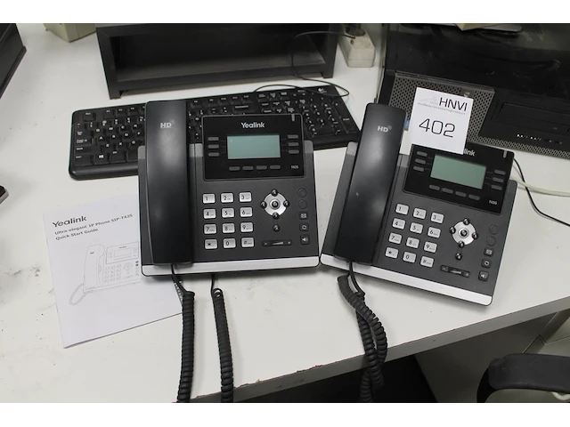 Twee telefoontoestellen yealink t42g. - afbeelding 1 van  1