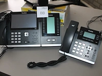 Twee telefoontoestellen yealink waaronder ultra-elegant gigabit ip phone sip-t48g, waarvan een met program... - afbeelding 1 van  1