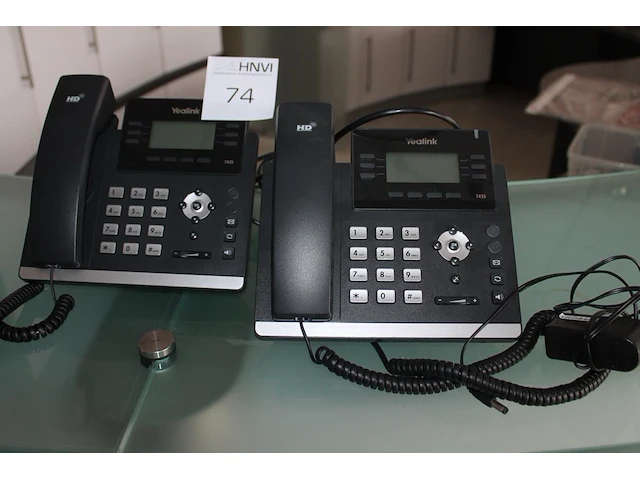 Twee telefoontoestellen yealink waaronder ultra-elegant gigabit ip phone sip-t48g. - afbeelding 1 van  1