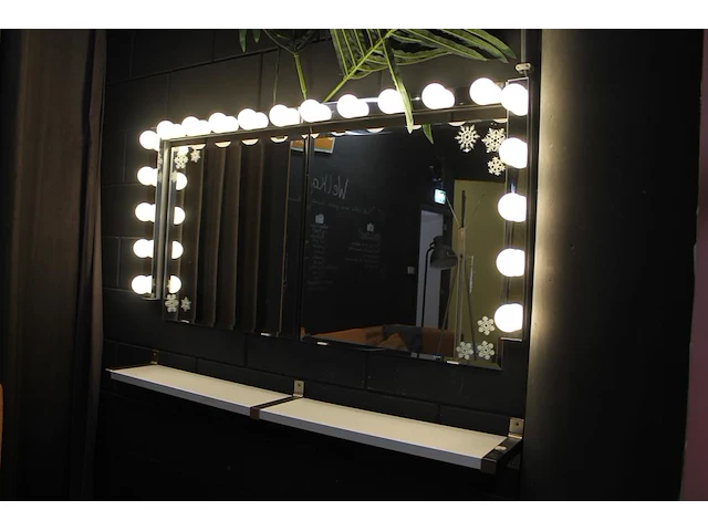 Twee theaterspiegels 136 x 67 cm met verlichting en houten planchet. - afbeelding 1 van  1
