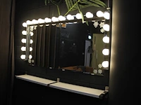 Twee theaterspiegels 136 x 67 cm met verlichting en houten planchet. - afbeelding 1 van  1