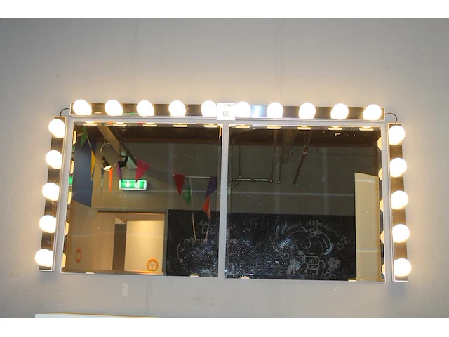 Twee theaterspiegels 136 x 67 cm met verlichting. - afbeelding 1 van  3