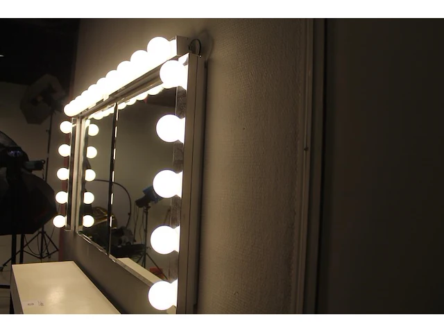 Twee theaterspiegels 136 x 67 cm met verlichting. - afbeelding 2 van  3