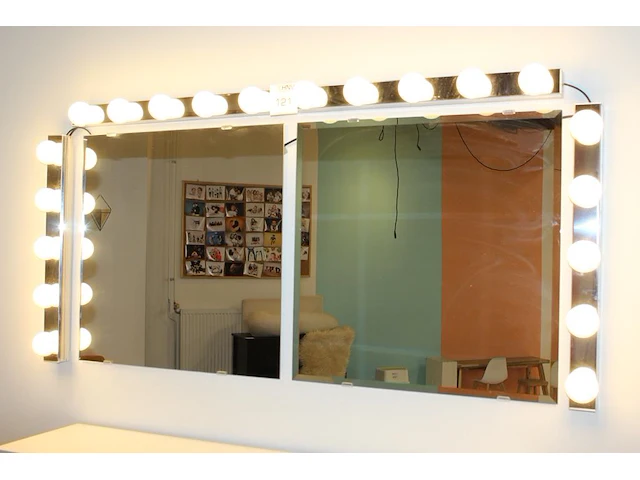 Twee theaterspiegels met verlichting 139 x 70 cm.. - afbeelding 1 van  2