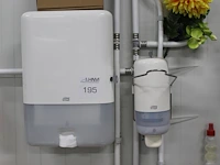 Twee tork dispensers, zeep en tissue. - afbeelding 1 van  2