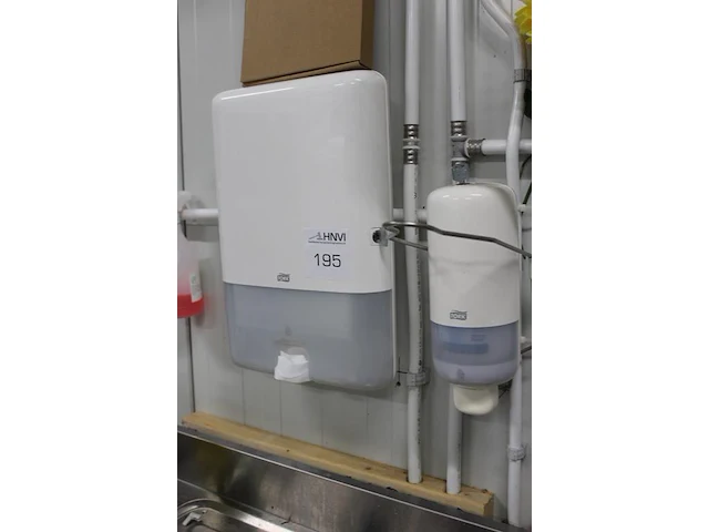 Twee tork dispensers, zeep en tissue. - afbeelding 2 van  2