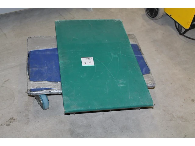 Twee transporthondjes waaronder 47 x 78 cm 400 kg. - afbeelding 1 van  2