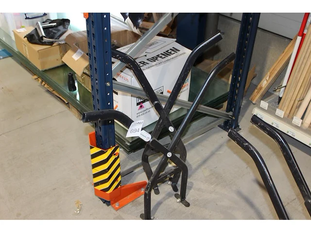 Twee trottoirbanddragers de wit. - afbeelding 2 van  2