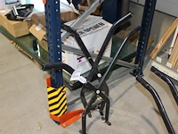 Twee trottoirbanddragers de wit. - afbeelding 2 van  2