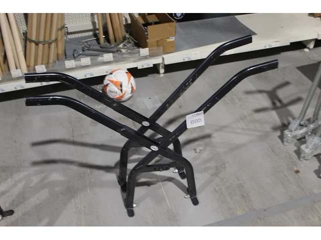 Twee trottoirbanddragers de wit. - afbeelding 2 van  2