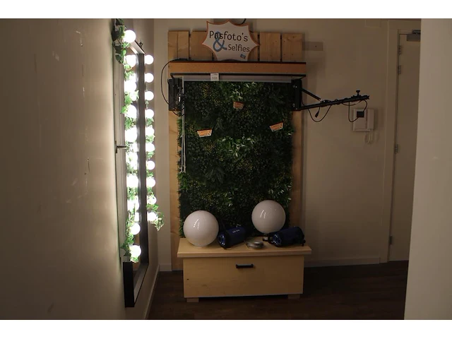 Twee flitslampen mettle 400 q met diffuser en wandbeugel. let op exclusief meubel, groen en achterwanden - afbeelding 6 van  11